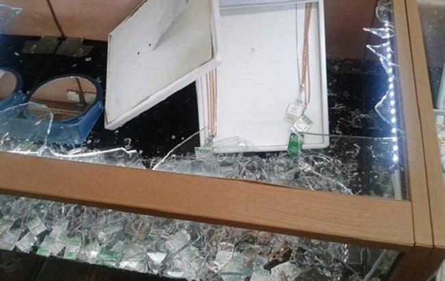 У Києві невідомі зі зброєю пограбували ювелірний магазин