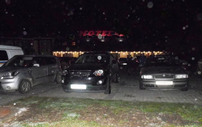 В Ровенской области неизвестные подорвали гранату на парковке гостиницы