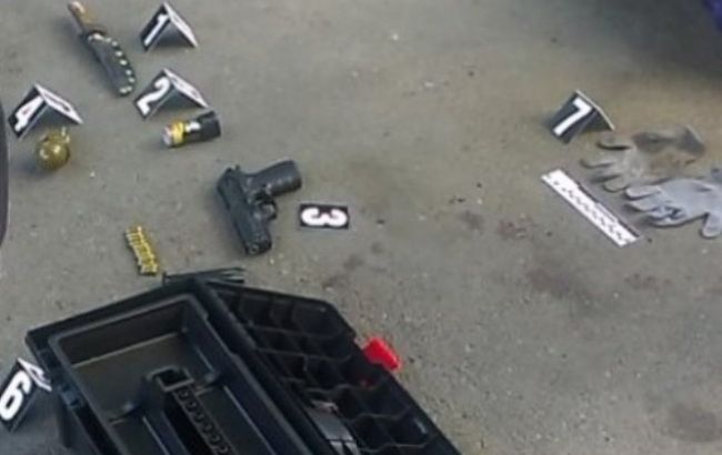 В Киеве задержали мужчину с предметами, похожими на пистолет, гранату и холодное оружие, - МВД