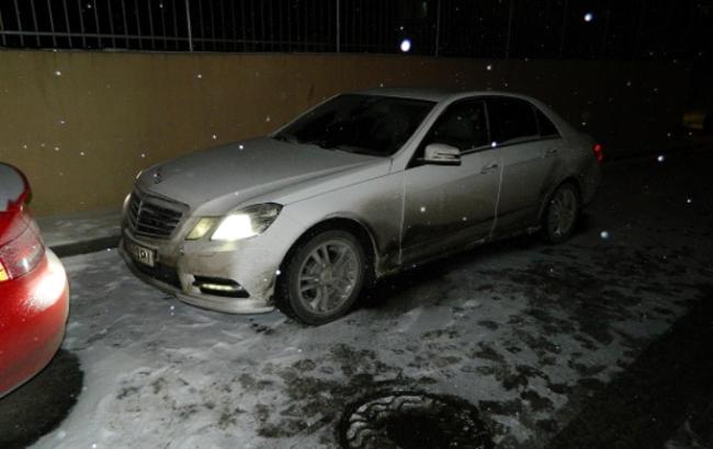 Киянин прострілив ногу хлопцю, який намагався викрасти його авто