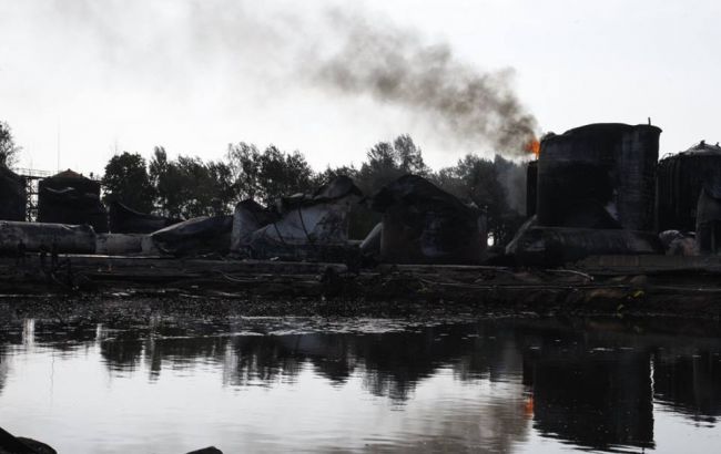 На нафтобазі під Києвом триває фітілювання в резервуарі з бензином, - ДСНС