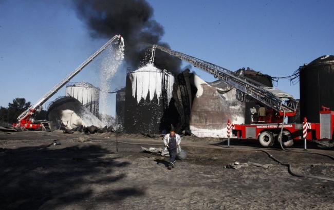 Пожежа на нафтобазі під Києвом: пальне з уцілілих резервуарів відкачають, - ДСНС