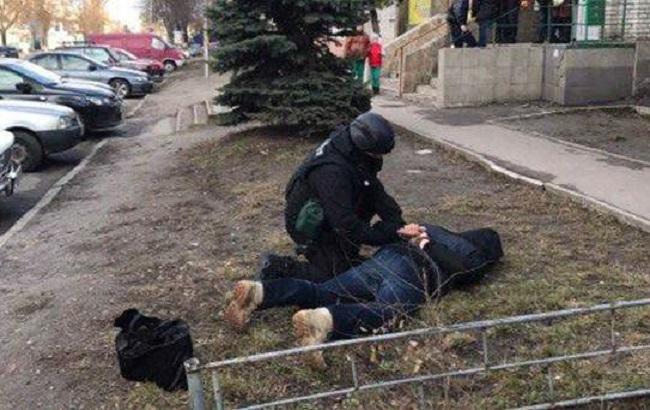 В полиции рассказали подробности задержания правоохранителей за сбыт оружия в Киеве