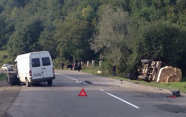 В Закарпатській області "КамАЗ" перекинувся після зіткнення з мікроавтобусом