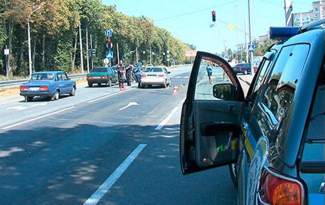 У Вінниці невідомі розстріляли автомобіль, 3 людини поранені, - МВС