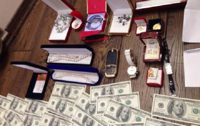 Чиновник ДМС "продавала" росіянам та сирійцям статус біженця