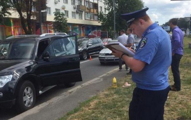 У Києві невідомі на мотоциклі на ходу обстріляли авто, водія поранено