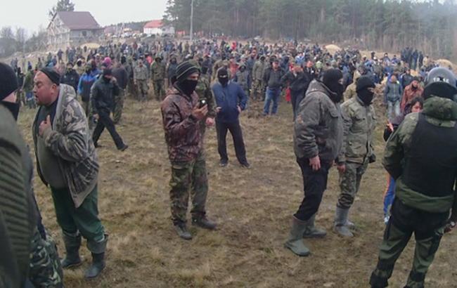 Во время столкновений в Ровенской области копатели использовали бронетехнику против полиции