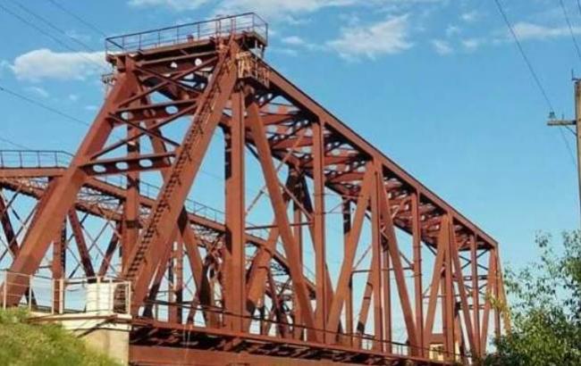 Смертельне селфи: підліток загинув, намагаючись сфотографуватися на залізничному мосту