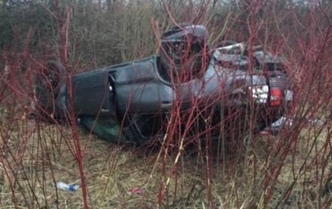 У Львівській області автівка вилетіла у кювет, загинули двоє людей
