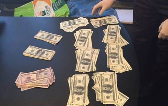 СБУ затримала поліцейського на хабарі у 30 тис. доларів