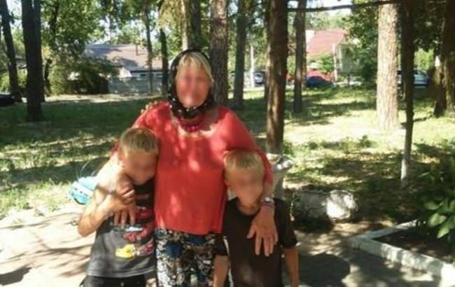 На Київщині затримали жінку, яка примушувала своїх онуків жебракувати