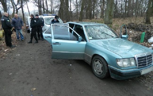 Полиция изъяла оружие и наркотики из автомобиля в Киеве