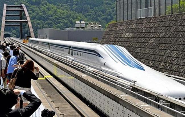 В Японии мужчина устроил самоподжег в поезде, погибли 2 человека