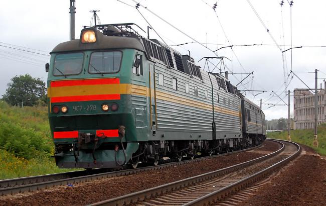 На железнодорожном перегоне возле Славянска поезд сбил трех человек