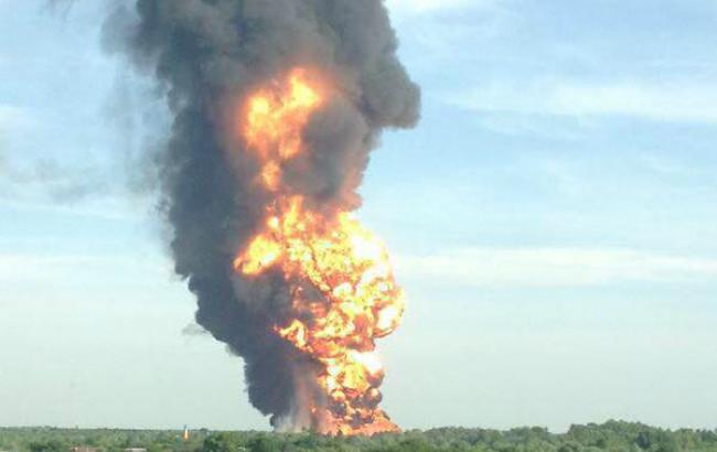 Над палаючою під Києвом нафтобазою посилився дим