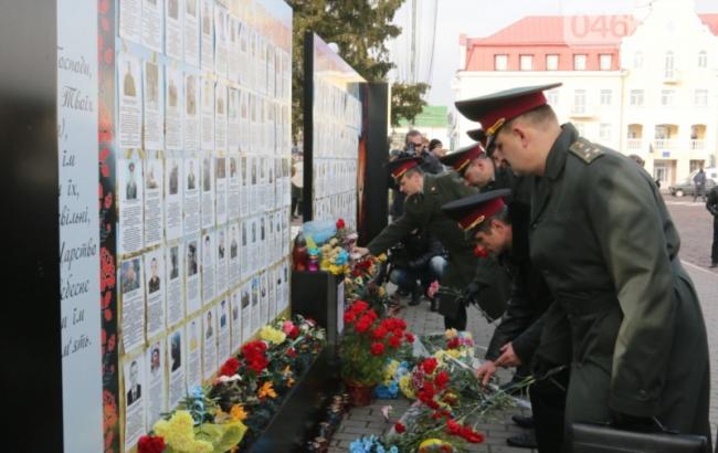 Семьям погибших на Евромайдане и в АТО выплатят помощь из взысканных с окружения Януковича денег, - Гройсман