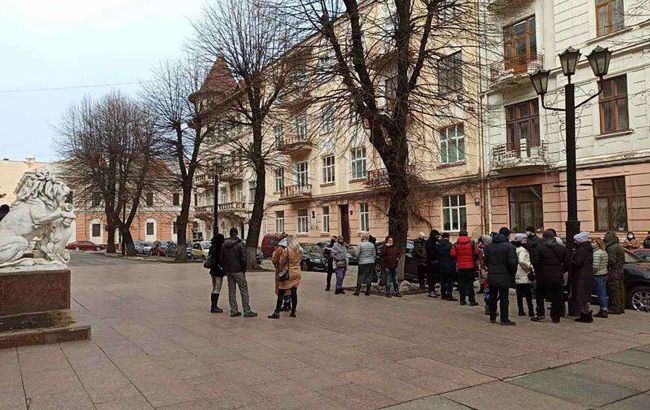 В Черновцах предприниматели вышли под здание ОГА. Требуют ослабить карантин