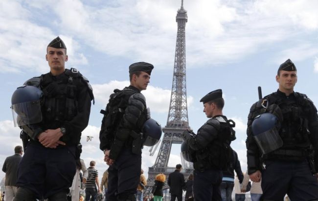 У Франції поліцейським дозволили патрулювати в поїздах із зброєю та без уніформи