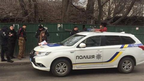 "Спалити все": у Києві засікли поліцейського за дивним заняттям (фото)