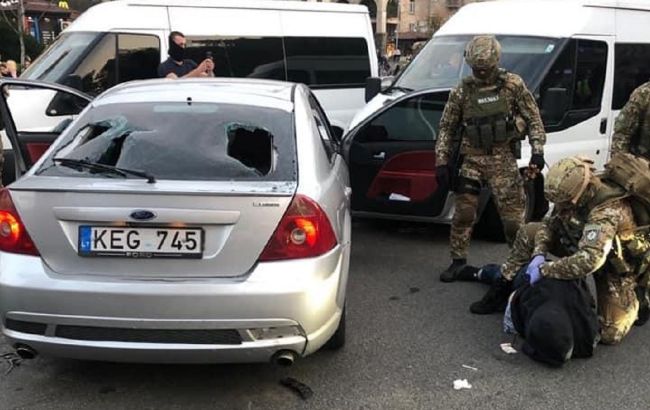 У центрі Києва сталася погоня зі стріляниною: відео затримання зухвалих грабіжників