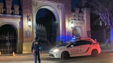 Водій на швидкості розніс ворота знаменитого університету Чернівців і врізався в будівлю