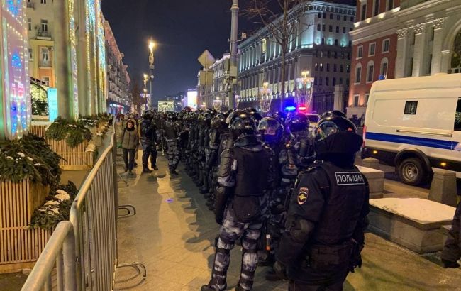 Після вироку Навальному у Росії почалися жорсткі затримання людей (відео)