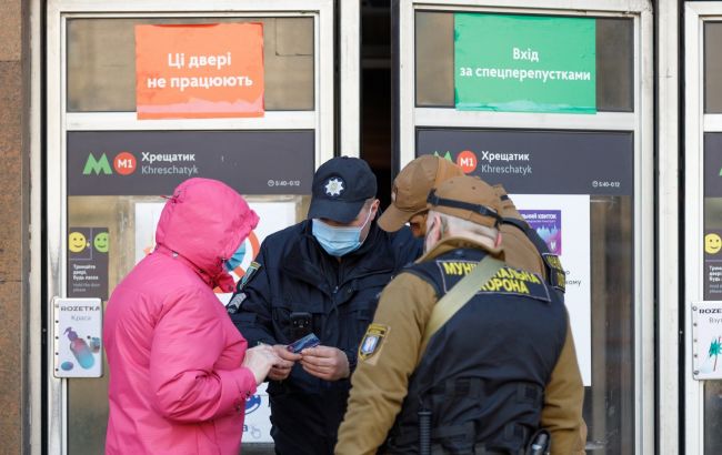 Полиция нашла парня и девушку, которые курили в вагоне киевского метро: что им грозит
