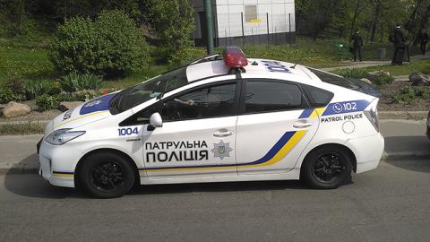 Невдала втеча: під Харковом нахабна дівчина протаранила авто поліції (фото)