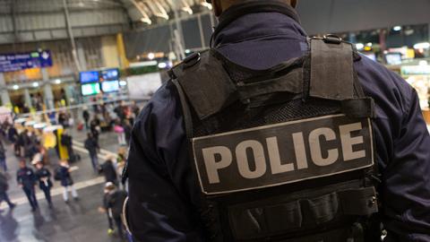 У Парижі з ножем напали на солдата