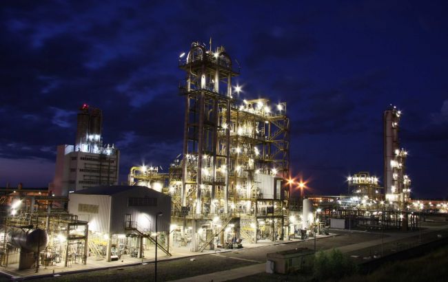 В Лисичанске российский самолет обстрелял нефтеперерабатывающий завод "Роснефти"