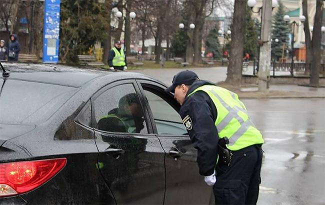 "Отпустите батюшку": на Буковине полиция остановила машину с пьяным священником за рулем (видео)