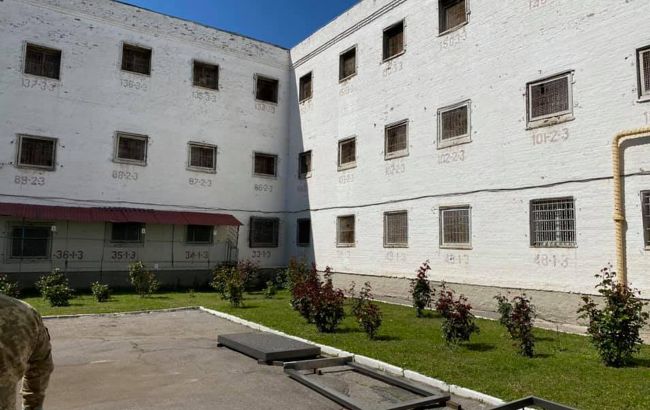 Без воды, еды и права на туалет: на Полтавщине работники СИЗО пытали заключенного