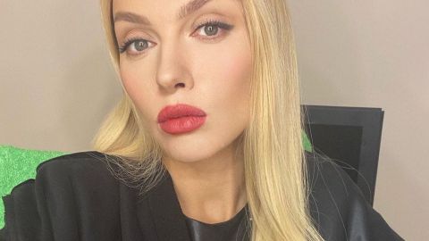 Не отвести глаз: Оля Полякова поразила поклонников ярким макияжем и укладкой "под каре"