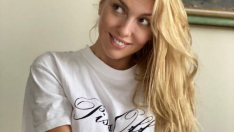 В объективе любящего человека: Оля Полякова позирует в одной футболке и без макияжа