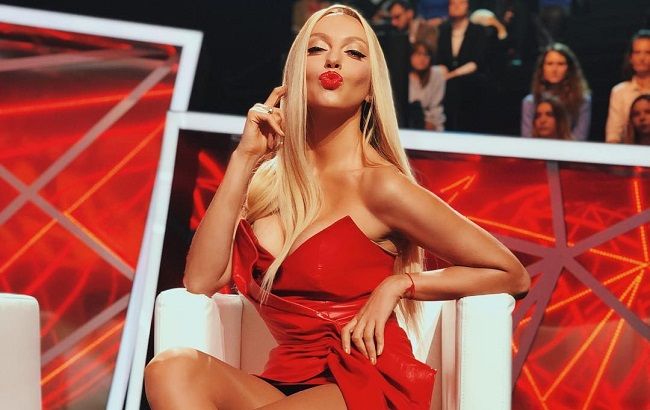 Розкішна Оля Полякова в чудовому вбранні похвалилася нескінченними ногами