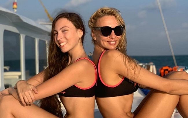 "Говорят, мы похожи?" Полякова с дочкой померились фигурами в купальниках