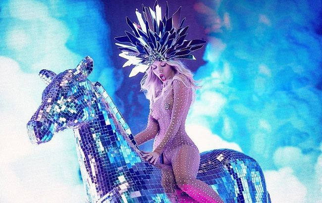 Оля Полякова засветила "бесконечные" ноги и похвасталась новым достижением