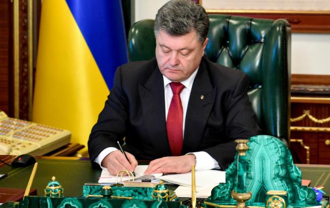 Порошенко наградил погибших за независимость Украины военных