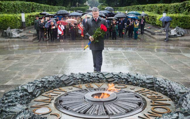 Порошенко вшанував пам'ять загиблих в річницю початку війни