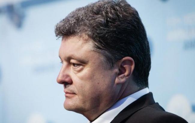 Порошенко одобрил отмену 1,5% военного сбора с зарплаты участников АТО