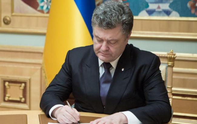 Порошенко одобрил урегулирование финансирования оплаты услуг патронатных воспитателей