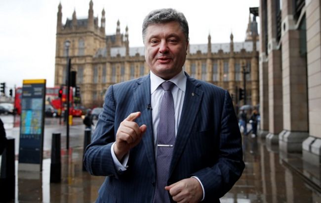 Порошенко запропонував Кабміну дублювати інформацію в паспорті англійською мовою