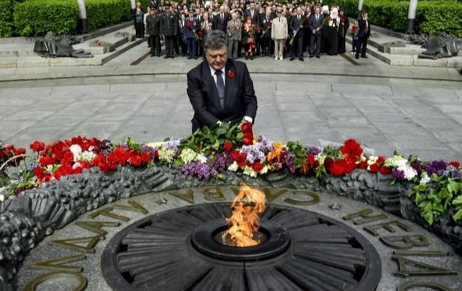 Порошенко поклав квіти до Вічного вогню