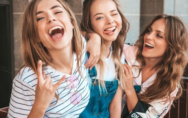 День сміху: веселі привітання у віршах та своїми словами, листівки