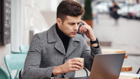 Ніколи не залишайте смартфон біля ноутбука, якщо не хочете нашкодити техніці