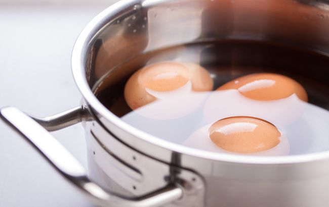 Ось як правильно варити яйця, щоб шкаралупа не тріскалась