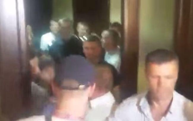 Забудова на Осокорках: Бійка у Київраді 21 травня (відео)