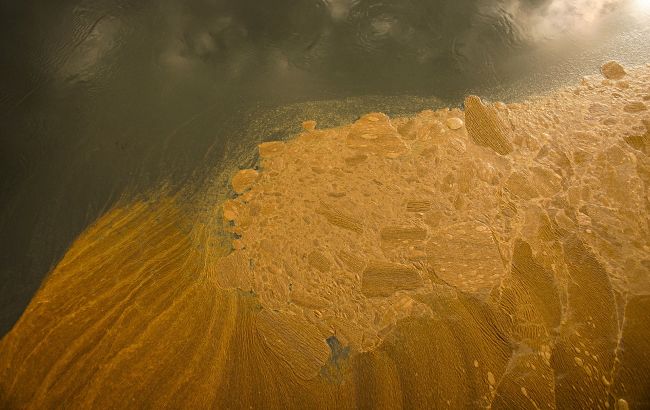 Під Києвом люди потерпають через забудовника: стихія навіть знесла паркан