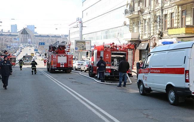 У Києві біля вокзалу загорілася будівля: рятувальники перекривали дорогу (фото)